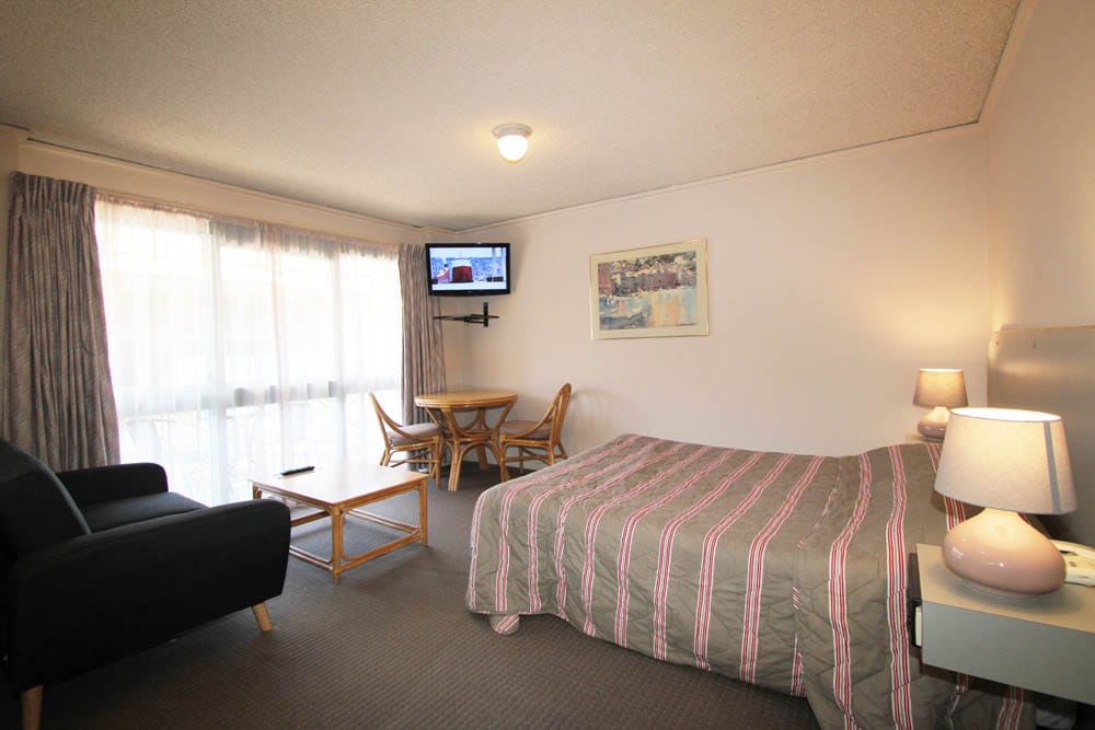 Standard Queen Room Overview | Beaumaris Accommodation
