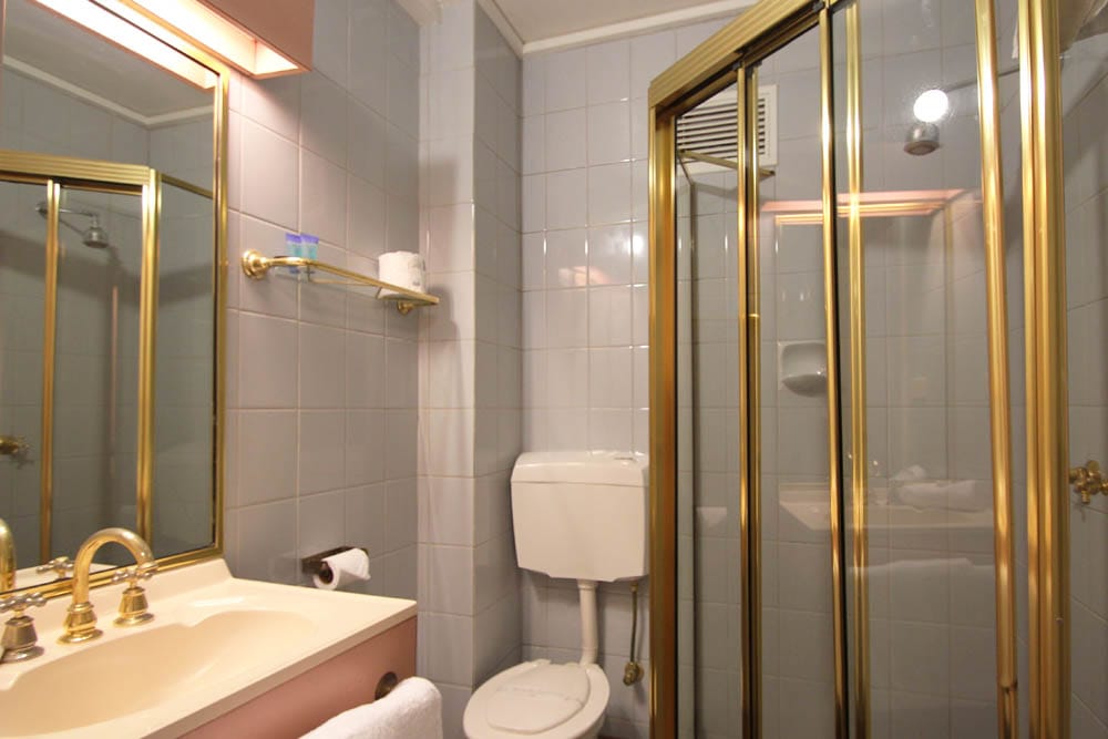 Standard Queen Room Bathroom | Beaumaris Accommodation