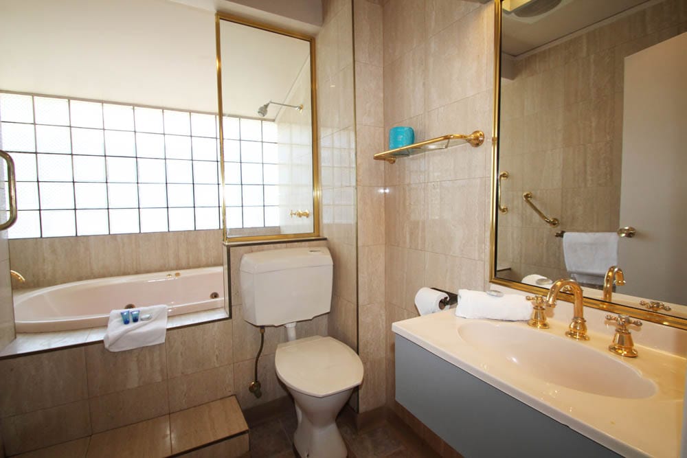 Queen Double Spa Room Bathroom | Accommodation Beaumaris