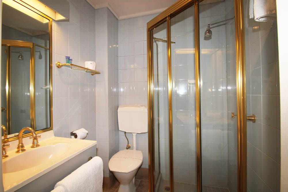 Twin Room Bathroom | Accommodation Beaumaris